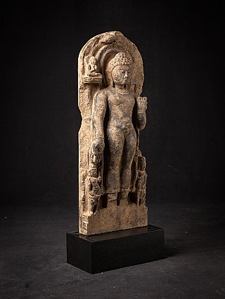 Stehende Buddha-Statue aus Holz aus Indien im Relief, Dreiviertelansicht von links auf Sockel