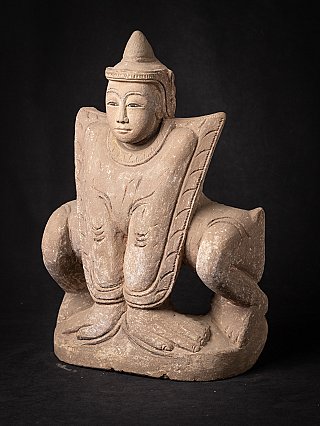 Nat-Statue aus Myanmar in Dreiviertelansicht links, sitzend mit breiten Schultern