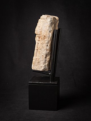 Zijkant van het marmeren reliëfblok uit India met ruwe steenstructuur, profielaanzicht