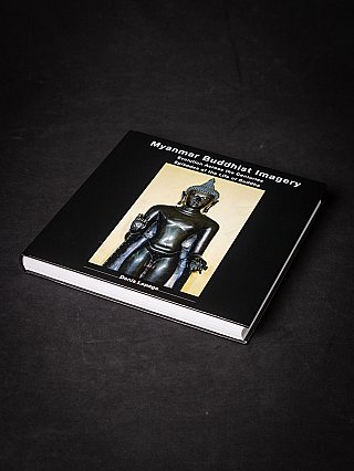 Myanmar Buddhist Imagery boek schuin van boven gefotografeerd, gesloten met zichtbare voorzijde