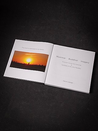Open boek Myanmar Buddhist Imagery met titelpagina en foto van zonsondergang op linkerpagina