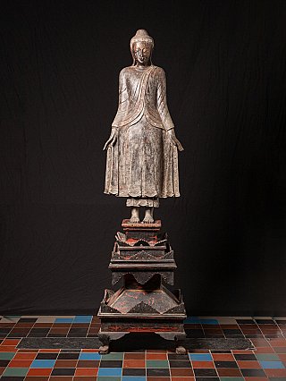 Staande houten Boeddha uit Birma (Myanmar) op hoge sokkel, frontaal aanzicht