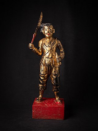 Antike hölzerne burmesische Nat-Statue auf rotem Sockel, stehend mit Schwert und Flasche, Frontalansicht