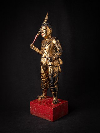Burmesische Nat-Statue aus Holz, stehend mit erhobenem Schwert, Dreiviertelansicht links