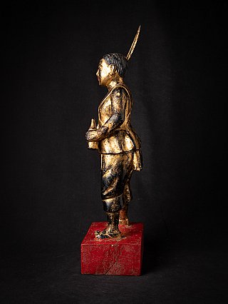 Hölzerne Nat-Statue aus Myanmar, Seitenansicht mit Flasche in der Hand und Schwert hinter dem Kopf
