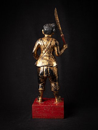 Antike burmesische Nat-Statue aus Holz, Rückansicht mit gekreuztem Gurt und Schwert