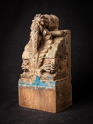 Antiek Indiaas houten tempelfragment met bladornament, driekwartaanzicht van rechts