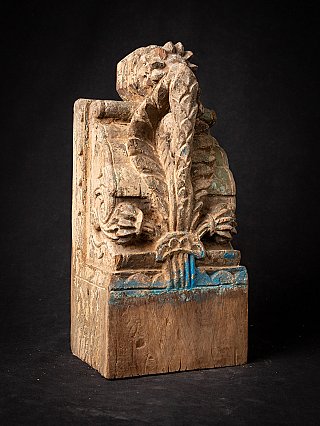 Antiek Indiaas tempelfragment van hout met bladornament, schuin aanzicht met blauwe verfresten op de basis
