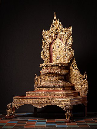 Antieke houten troon uit Myanmar in driekwartaanzicht, met vergulde ornamenten en treden