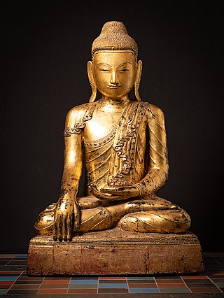 Birmese Shan lakwerk Boeddhabeeld in bhumisparsha mudra, zittend op sokkel, vooraanzicht