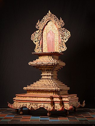 Antieke Shan (Tai Yai) houten troon uit Myanmar, driekwartaanzicht met hoge rugplaat