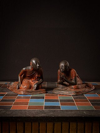 Paar bronzene Mönchs-Statuen aus Burma (Myanmar), sitzend, Schrägansicht von vorn