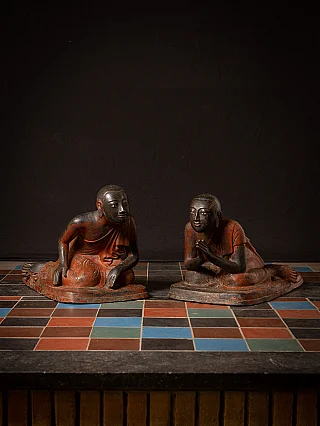 Paar bronzene Mönchs-Statuen aus Burma (Myanmar), sitzend, Schrägansicht von vorn
