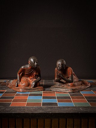 Zwei sitzende bronzene Mönchs-Statuen aus Myanmar, Gesamtansicht auf Kachelboden