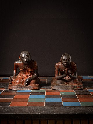 Bronzene Mönchsfiguren aus Burma mit Namaskara-Mudra, Frontalansicht