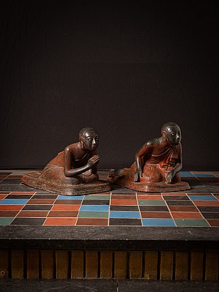 Zwei bronzene Mönchs-Statuen, sitzend, Seitenansicht mit Blick zueinander