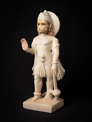 Hanuman-beeld van marmer, driekwartaanzicht links met details van kroon en halo