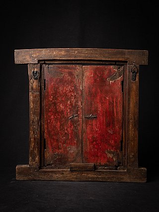 Achterzijde van het houten paneel met rood geschilderde deuren en metalen ophangogen