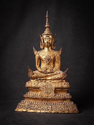 Thailändische Bronze-Buddha-Statue in Sitzhaltung mit Dhyana-Mudra, Frontansicht auf ornamentalem Sockel