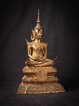 Thailändische Buddha-Statue aus Bronze auf hohem Sockel, Frontalansicht mit sichtbarer Patina