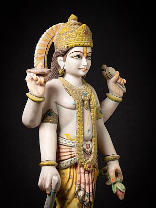 Detail der Vishnu-Statue aus Marmor: Oberkörper mit vier Armen, Krone und Schmuck