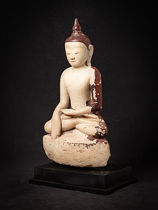 Ava-Buddha-Statue aus Myanmar in Marmor, Dreiviertelansicht mit roten Lackresten