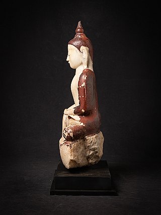 Sitzende Buddha-Statue aus Marmor, Seitenansicht im Profil