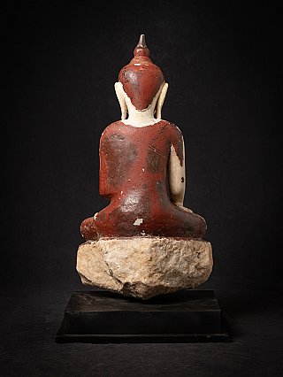 Rückansicht der Marmor-Buddha-Statue mit roter Lackfassung am Rücken