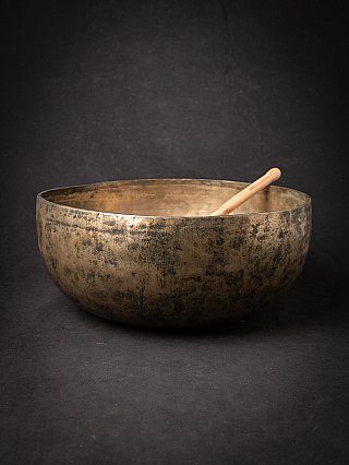 Große nepalesische Klangschale aus Bronze mit Holzklöppel im Inneren, Schrägansicht