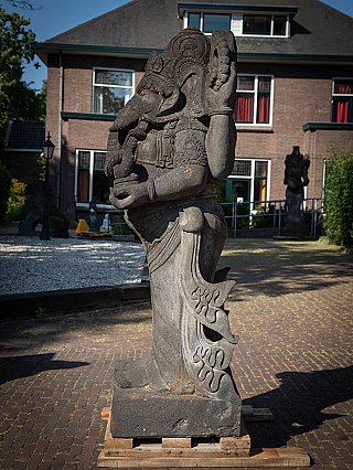 Indonesisch lavastenen Ganesha-beeld, zijaanzicht met profiel van slurf en kledingplooien