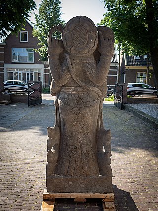 Ganesha-beeld van lavasteen, achteraanzicht met rug en achterzijde van de hoofdtooi