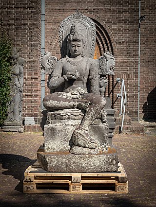 Große Lavastein-Figur Avalokiteshvara aus Indonesien, sitzend auf Sockel, Frontansicht