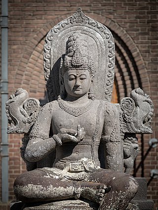Sitzende Avalokiteshvara aus Lavastein, Oberkörper mit Händen und Schmuck, frontal