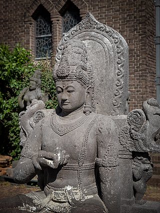 Avalokiteshvara-Figur aus Lavastein, Dreiviertelansicht von Gesicht und Nimbus