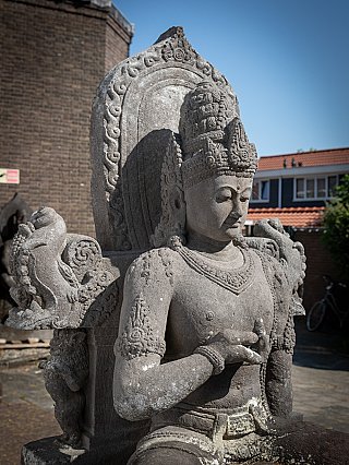 Lavastein-Avalokiteshvara, Dreiviertelansicht mit hoher Krone und Handgeste