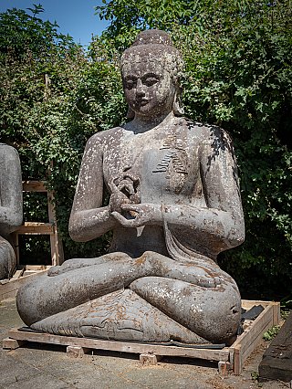 Indonesische Buddha-Statue aus Lavastein mit Dharmachakra-Mudra, Dreiviertelansicht links