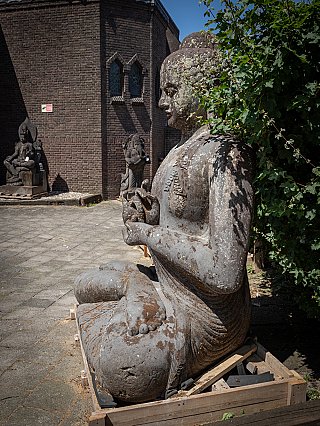 Sitzende Buddha-Statue aus Lavastein aus Indonesien, rechte Seitenansicht mit Handgeste