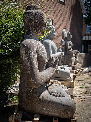 Buddha-Statue aus Lavastein aus Indonesien, Seitenansicht mit erhobenen Händen und gekreuzten Beinen