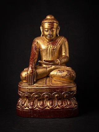 Burmesische Buddha-Statue aus Holz, vergoldet, sitzend in Bhūmisparśa-Mudrā auf Lotossockel, Frontalansicht