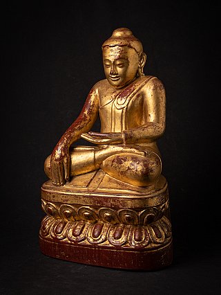 Sitzende Buddha-Statue aus Myanmar in Holz mit Vergoldung und roten Lackresten, Dreiviertelansicht