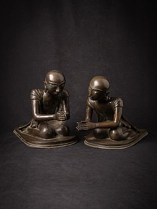 Paar bronzene burmesische Mönch-Statuen sitzend mit Namaskara-Mudra, schräg von vorn