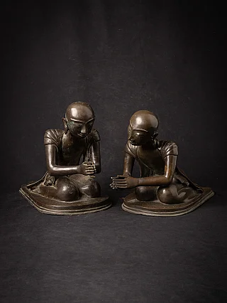 Paar bronzene burmesische Mönch-Statuen sitzend mit Namaskara-Mudra, schräg von vorn