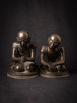 Zwei bronzene Mönch-Statuen aus Myanmar, Frontalansicht mit Namaskara-Mudra