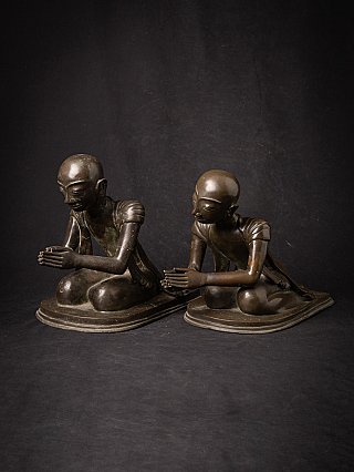 Burmesische Bronze-Mönch-Statuen als Paar, sitzend mit gefalteten Händen, Dreiviertelansicht