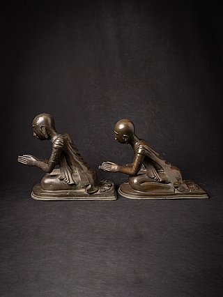 Set sitzender Bronze-Mönch-Statuen, Seitenansicht mit ausgestreckten Armen und Namaskara