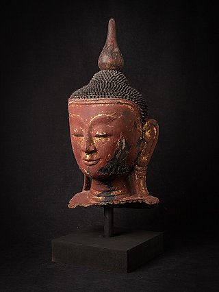 Shan-stijl Boeddhakop uit Myanmar in lakwerk, driekwartaanzicht links op sokkel