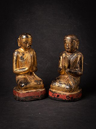 Zwei Mönchsfiguren aus Myanmar (Ava-Zeit), Holz, sitzend, schräg von vorn