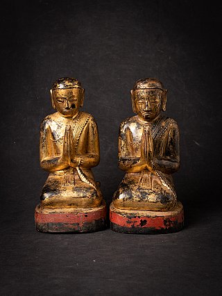 Set aus zwei hölzernen Mönchsfiguren aus Burma mit gefalteten Händen, Frontalansicht