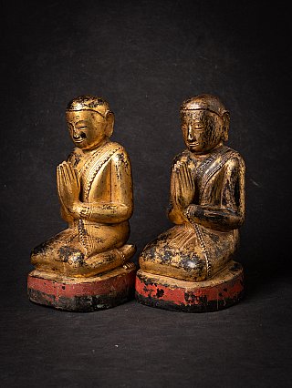 Hölzerne burmesische Mönchsfiguren in Namaskara-Mudra, Dreiviertelansicht links