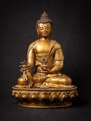 Nepalesische Medizinbuddha-Bronze, sitzend, Gesamtansicht von vorn auf Lotossockel